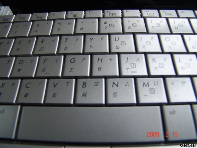 開箱分享--燒燒燒~~ HP Mini 2140 10吋超迷你時尚銀筆記
