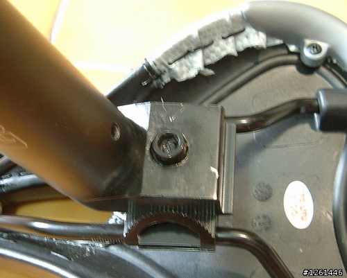 請問各位Oyama朋友們，原廠坐墊怎樣才能拆下來！