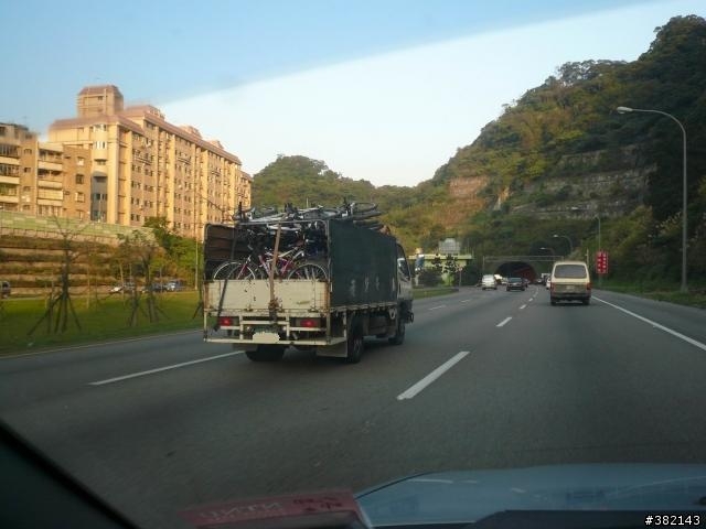 今天在高速公路上 看到了單車   請問……