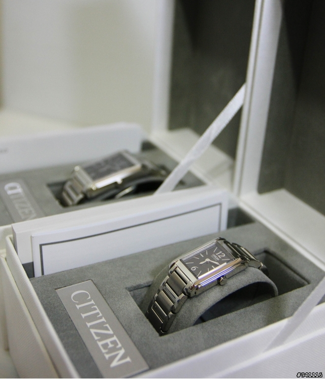 【分享】CITIZEN星辰錶  光動能發電對錶‧經典都會薄身方形腕錶