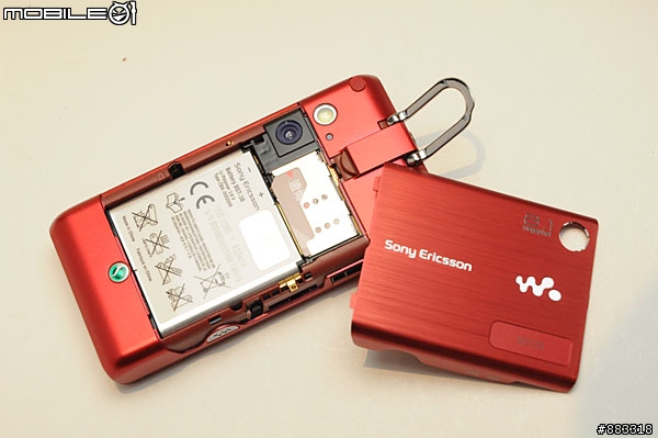 [快訊]SE W995八百萬畫素音樂手機台灣搶拍