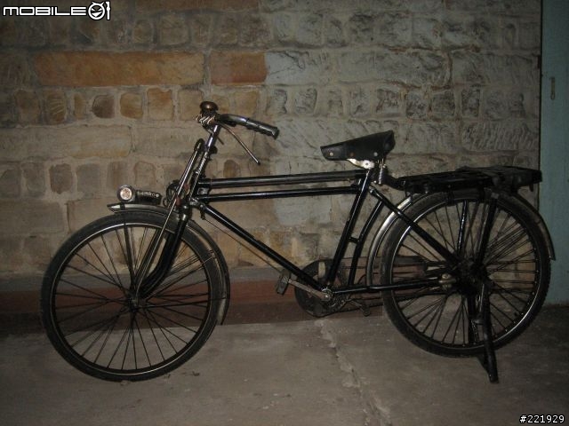古厝裡的古董自行車