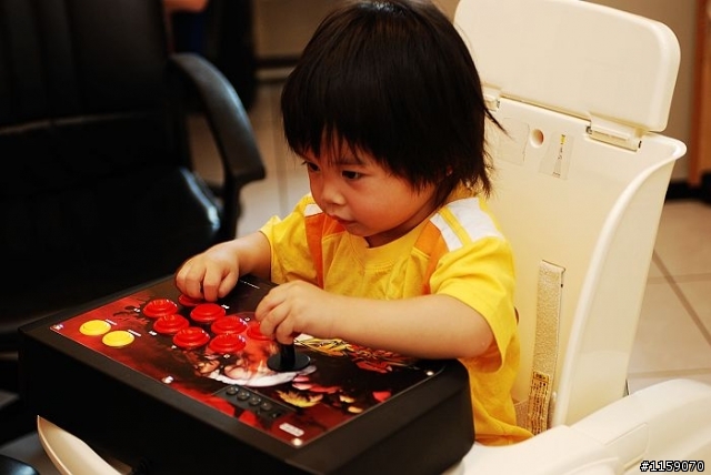 格鬥之路從小開始    之hori 快打4搖桿