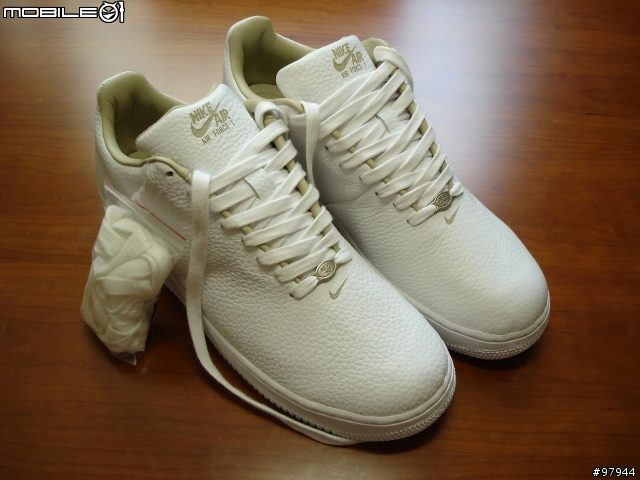 [分享] 個人珍藏 NIKE AIR FORCE 1  LTD 限量發售 全白真皮+ 完全無縫線版 !!