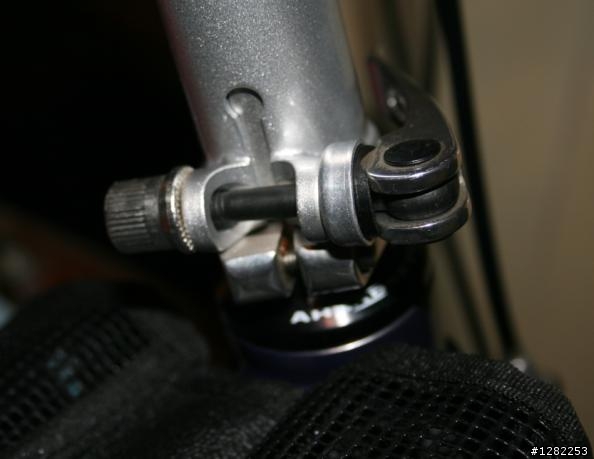 KHS F20-RA 没有安全扣吗？