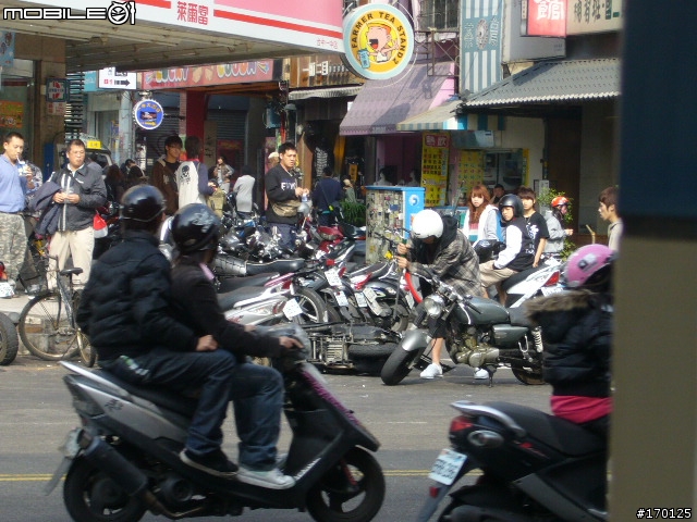 台中一中旁,光天化日砸Q喜...(有真相) orz...