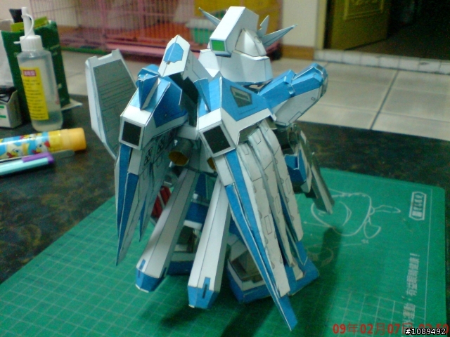 殺時間好物~~作紙模鋼彈.....