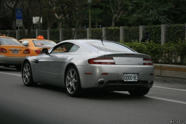 Aston Martin-Vantage