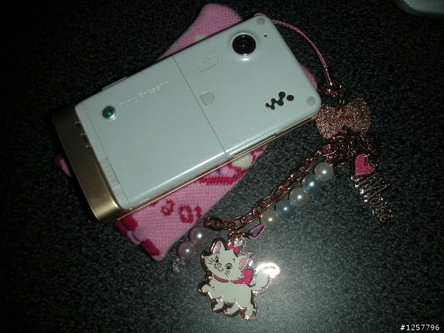 SE w910i白色 我知道已經不是門新機了，但是還是分享給大家看[有搭配水晶鑽水晶殼] 開心ing