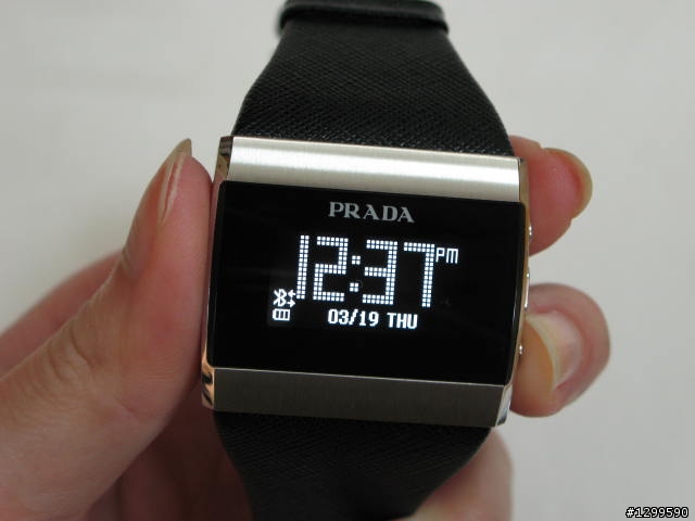 精品手機 PRADA II入荷，500 萬聰明時尚唯一選擇！