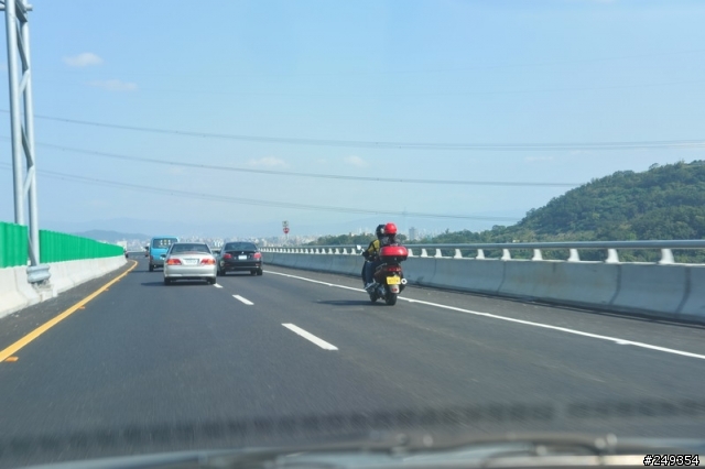 請問板上大哥...這樣是否違法...