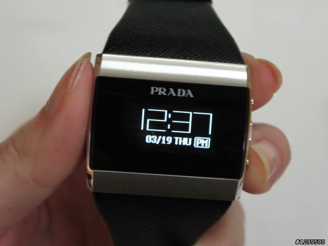 精品手機 PRADA II入荷，500 萬聰明時尚唯一選擇！