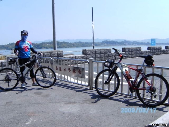 [遊記]3/17(二)高雄→橋頭糖廠→小岡山→阿公店水庫...涼麵填肚騎
