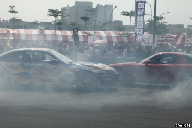 新加入影片，5DII用連拍追焦 2009鳳山市慶祝青年節城市漂移賽車