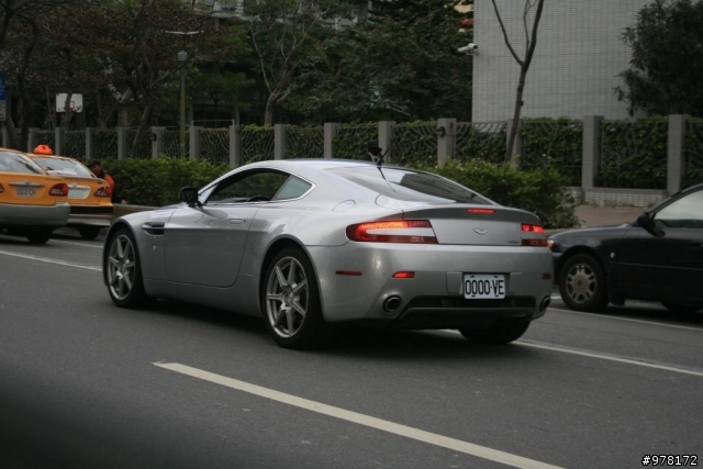 Aston Martin-Vantage