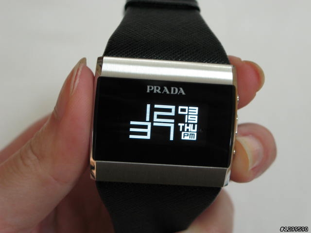 精品手機 PRADA II入荷，500 萬聰明時尚唯一選擇！