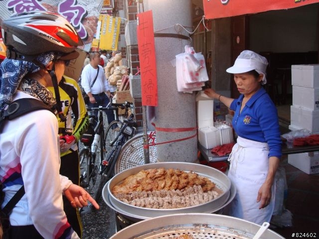 原本是石門水庫活魚吃很大行程, 卻變成老街小吃吃到飽之旅