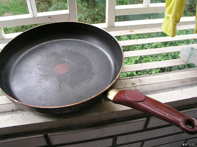 請問我的TEFAL 不沾鍋,發生什麼事?!  還能用嗎?!