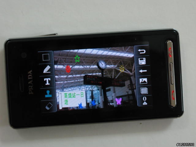精品手機 PRADA II入荷，500 萬聰明時尚唯一選擇！