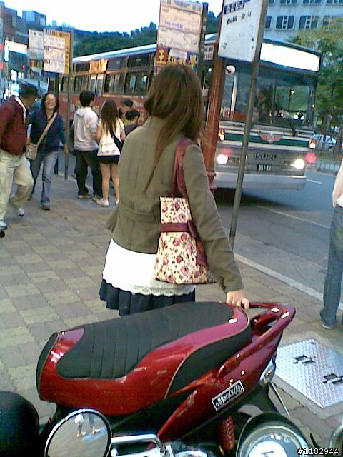 美眉不用客氣~盡量靠著本車休息沒關係!