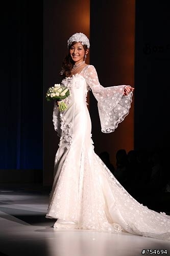 日本名模西山茉希和BECKY設計的婚紗禮服!親自示範走秀