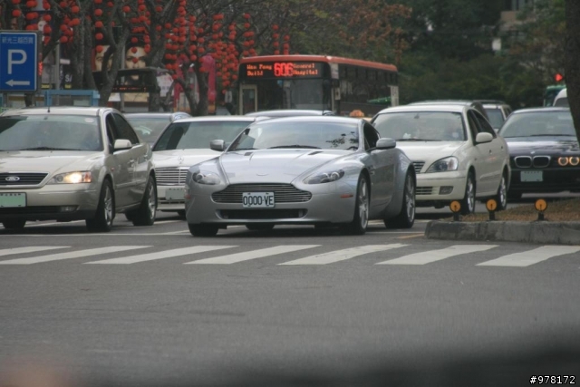 Aston Martin-Vantage