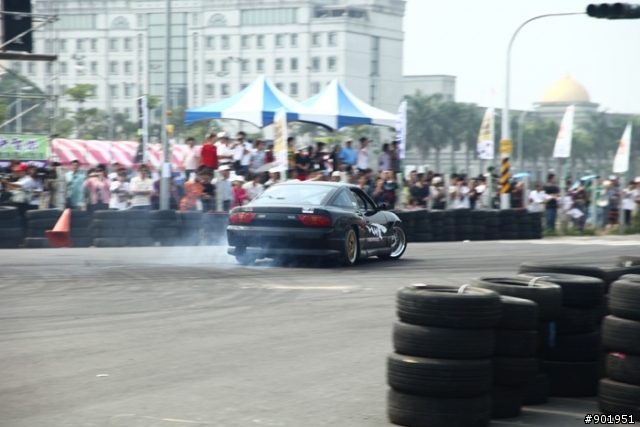 新加入影片，5DII用連拍追焦 2009鳳山市慶祝青年節城市漂移賽車