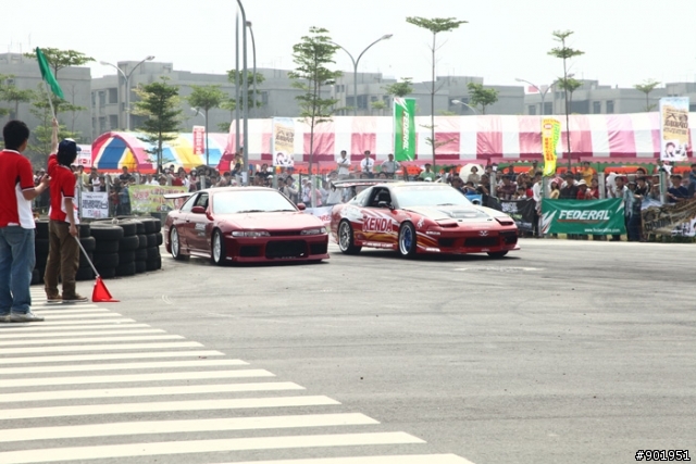 新加入影片，5DII用連拍追焦 2009鳳山市慶祝青年節城市漂移賽車