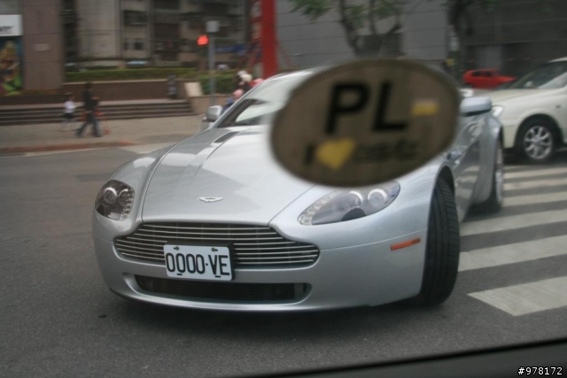 Aston Martin-Vantage
