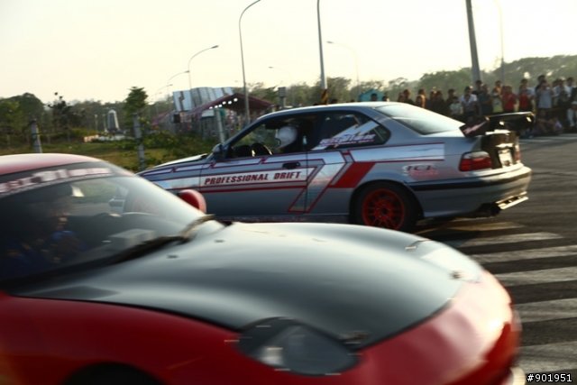 新加入影片，5DII用連拍追焦 2009鳳山市慶祝青年節城市漂移賽車