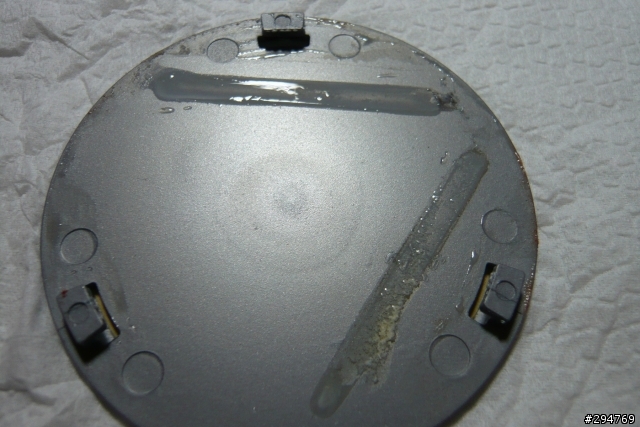 我的小夜燈被電池電解液侵蝕壞了
