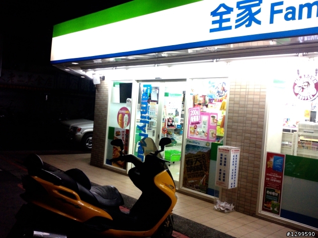 精品手機 PRADA II入荷，500 萬聰明時尚唯一選擇！