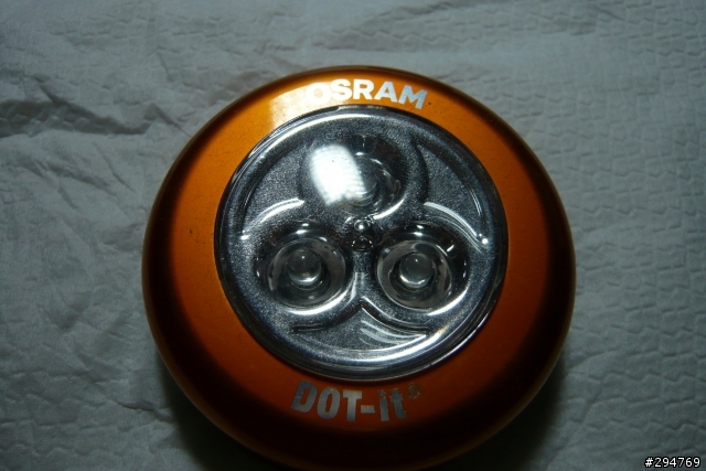 我的小夜燈被電池電解液侵蝕壞了