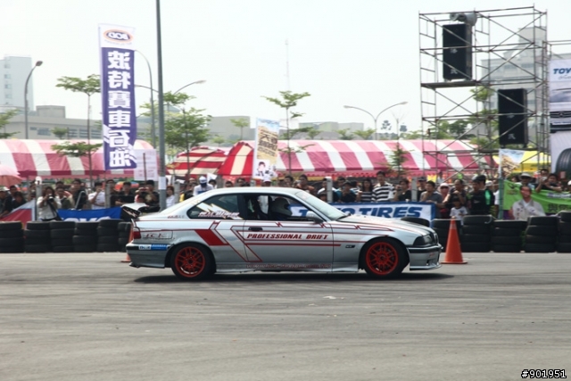 新加入影片，5DII用連拍追焦 2009鳳山市慶祝青年節城市漂移賽車