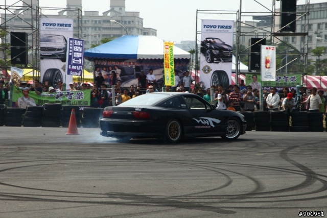 新加入影片，5DII用連拍追焦 2009鳳山市慶祝青年節城市漂移賽車