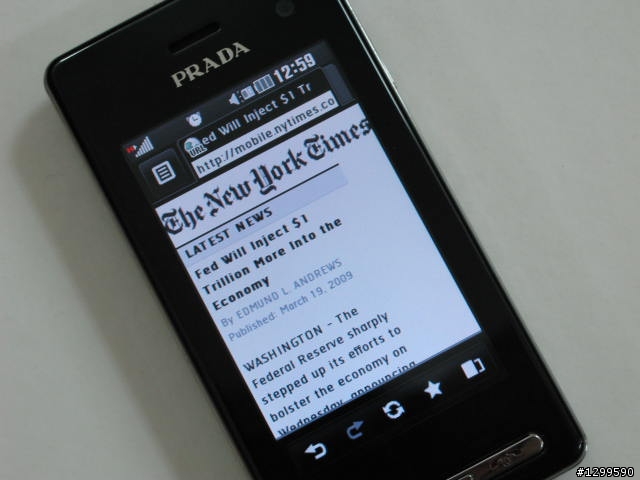 精品手機 PRADA II入荷，500 萬聰明時尚唯一選擇！