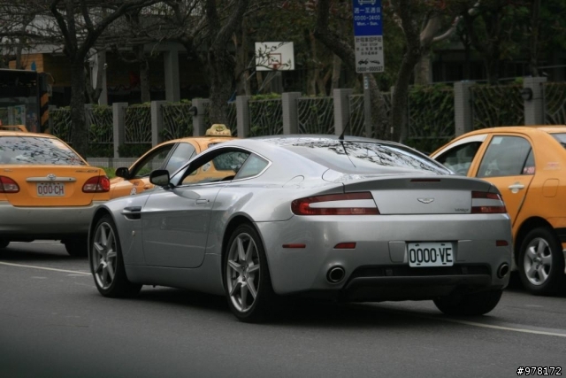 Aston Martin-Vantage