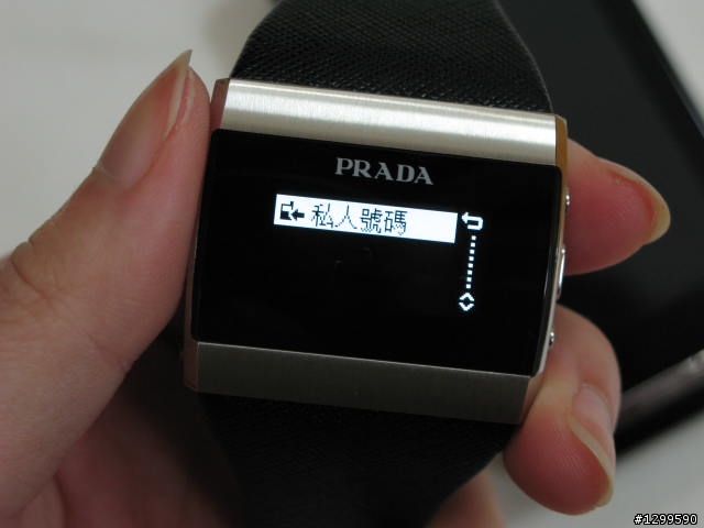 精品手機 PRADA II入荷，500 萬聰明時尚唯一選擇！