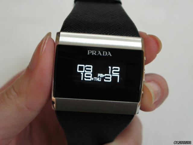 精品手機 PRADA II入荷，500 萬聰明時尚唯一選擇！