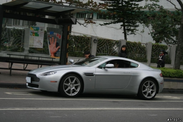 Aston Martin-Vantage