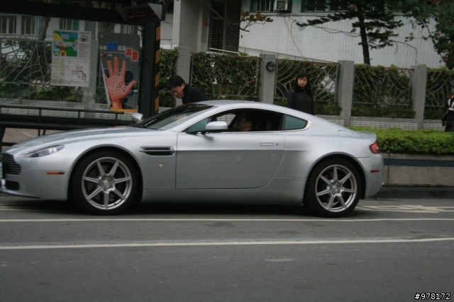 Aston Martin-Vantage