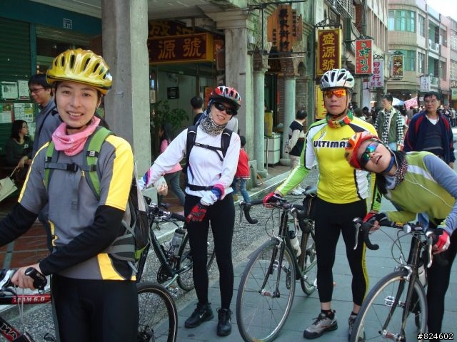 原本是石門水庫活魚吃很大行程, 卻變成老街小吃吃到飽之旅