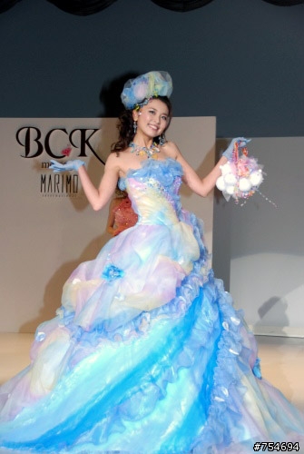 日本名模西山茉希和BECKY設計的婚紗禮服!親自示範走秀