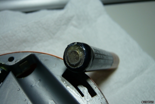 我的小夜燈被電池電解液侵蝕壞了