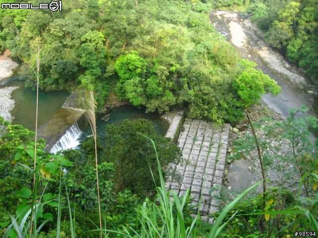 武荖坑林道適合闔家出遊，簡單OFF ROAD又可以玩水，還可以釣魚的地方。