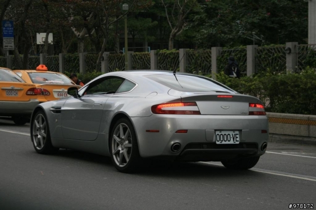 Aston Martin-Vantage