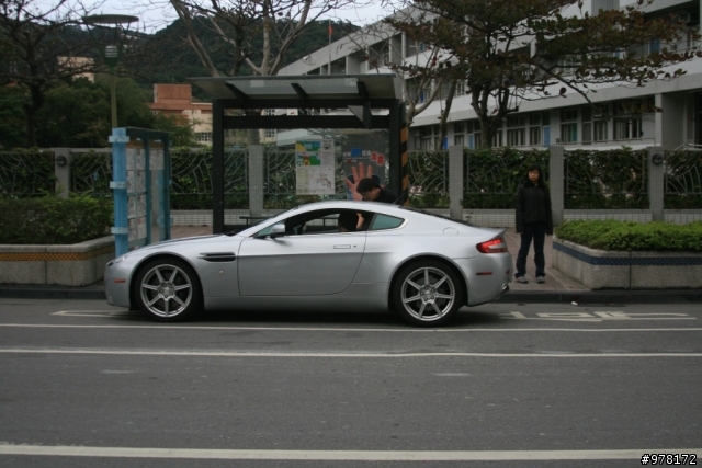 Aston Martin-Vantage