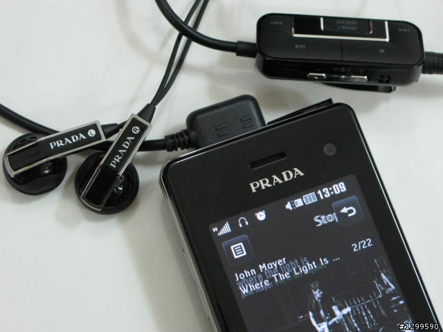 精品手機 PRADA II入荷，500 萬聰明時尚唯一選擇！