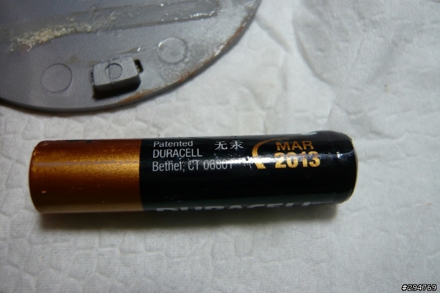 我的小夜燈被電池電解液侵蝕壞了