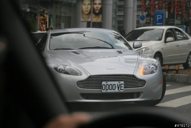 Aston Martin-Vantage